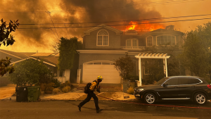 Incendiile imense devastează în prezent California, în special regiunea Los Angeles.