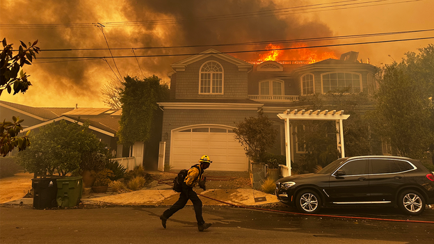 Incendiile imense devastează în prezent California, în special regiunea Los Angeles.